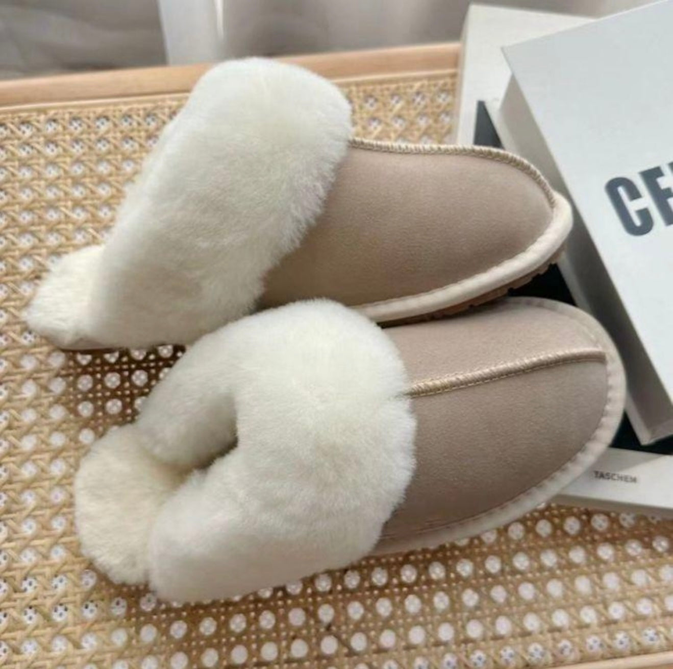 Uggé Fluffy Slippers