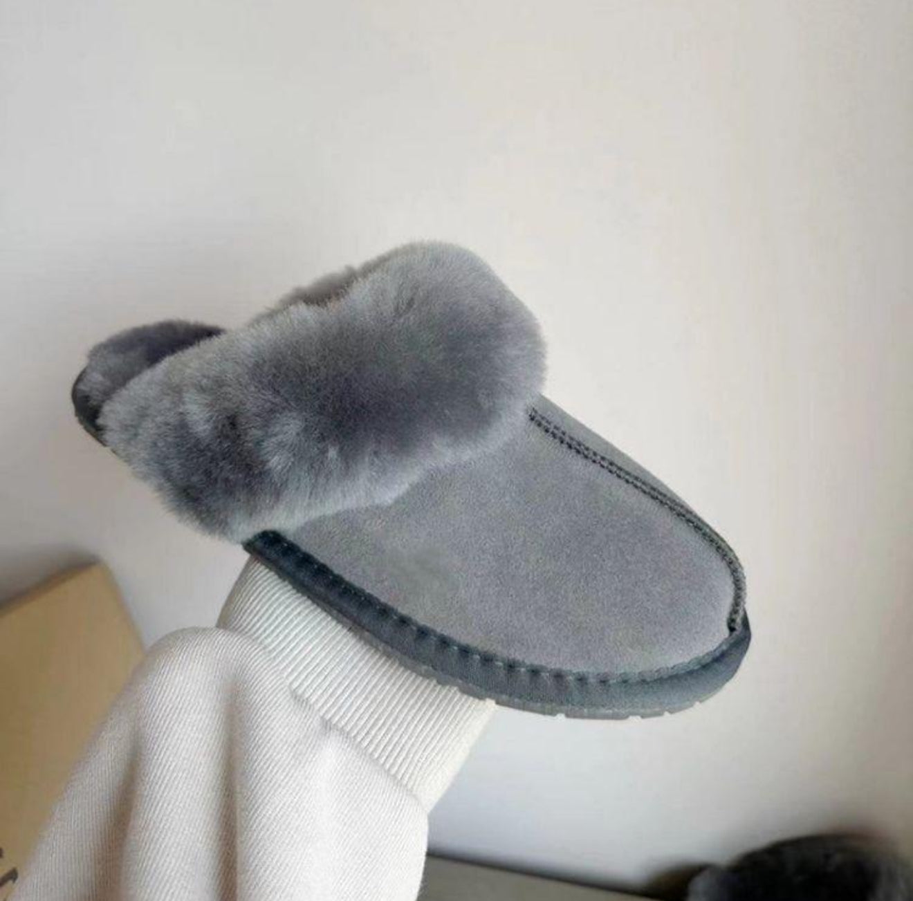 Uggé Fluffy Slippers